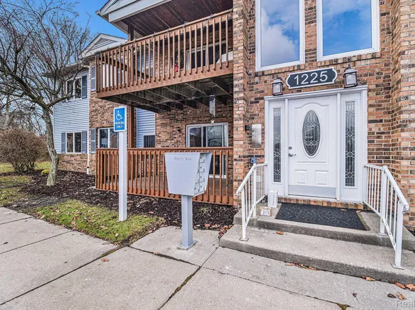 1225 Harbour Dr APT 28, Trenton, MI 48183