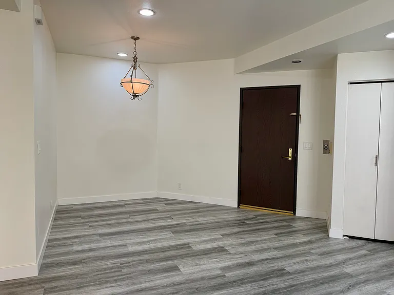 211 S Poinsettia Pl — Photo 2