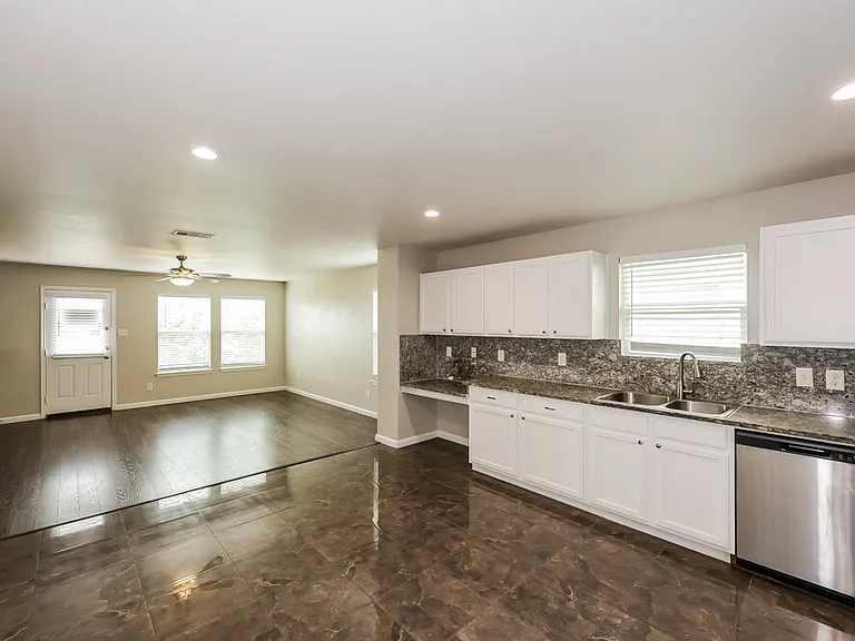 8820 Elk Creek Ln — Photo 7
