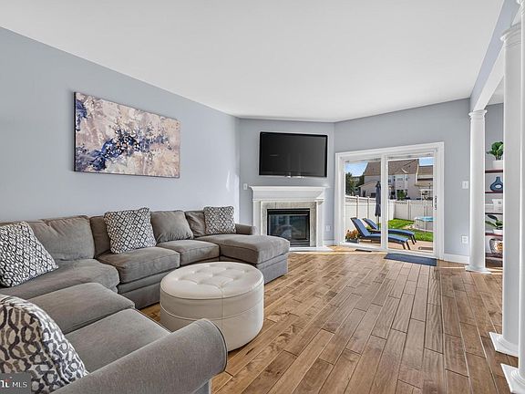 3rd image of 8 Zion Dr
