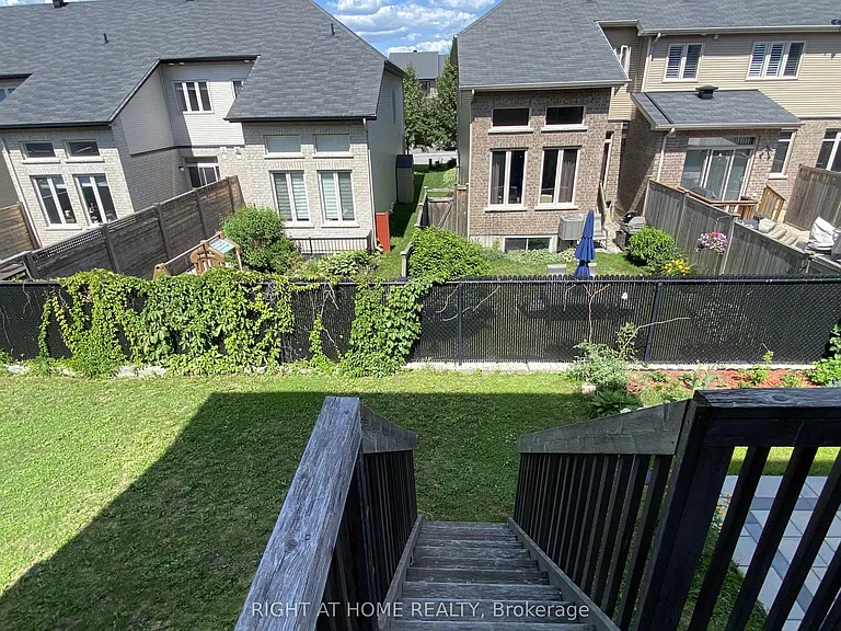 1119 Tischart Cres — Photo 11