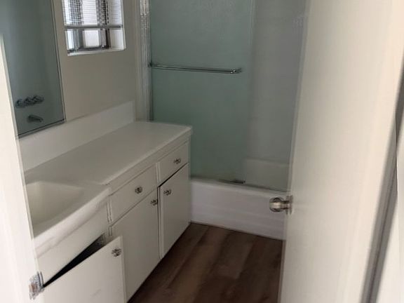 3rd image of 712 E Windsor Rd APT 21