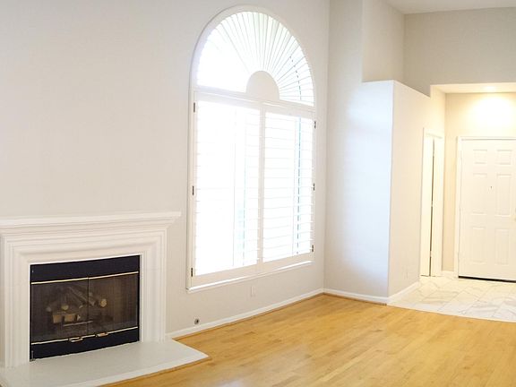 2nd image of 925 Farrar Ct