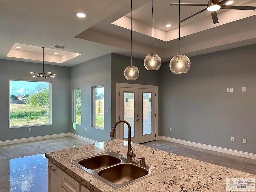 3 bed, 2.5 bath, 1650 sqft, $2,370 — Photo 4