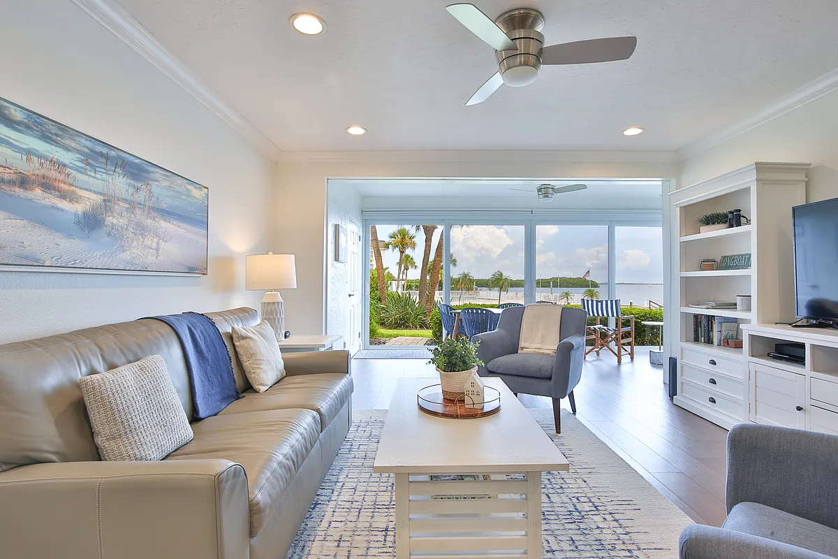Bright modern living area - 600 Sutton Pl #103B