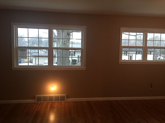3rd image of 527 Golden Valley Dr
