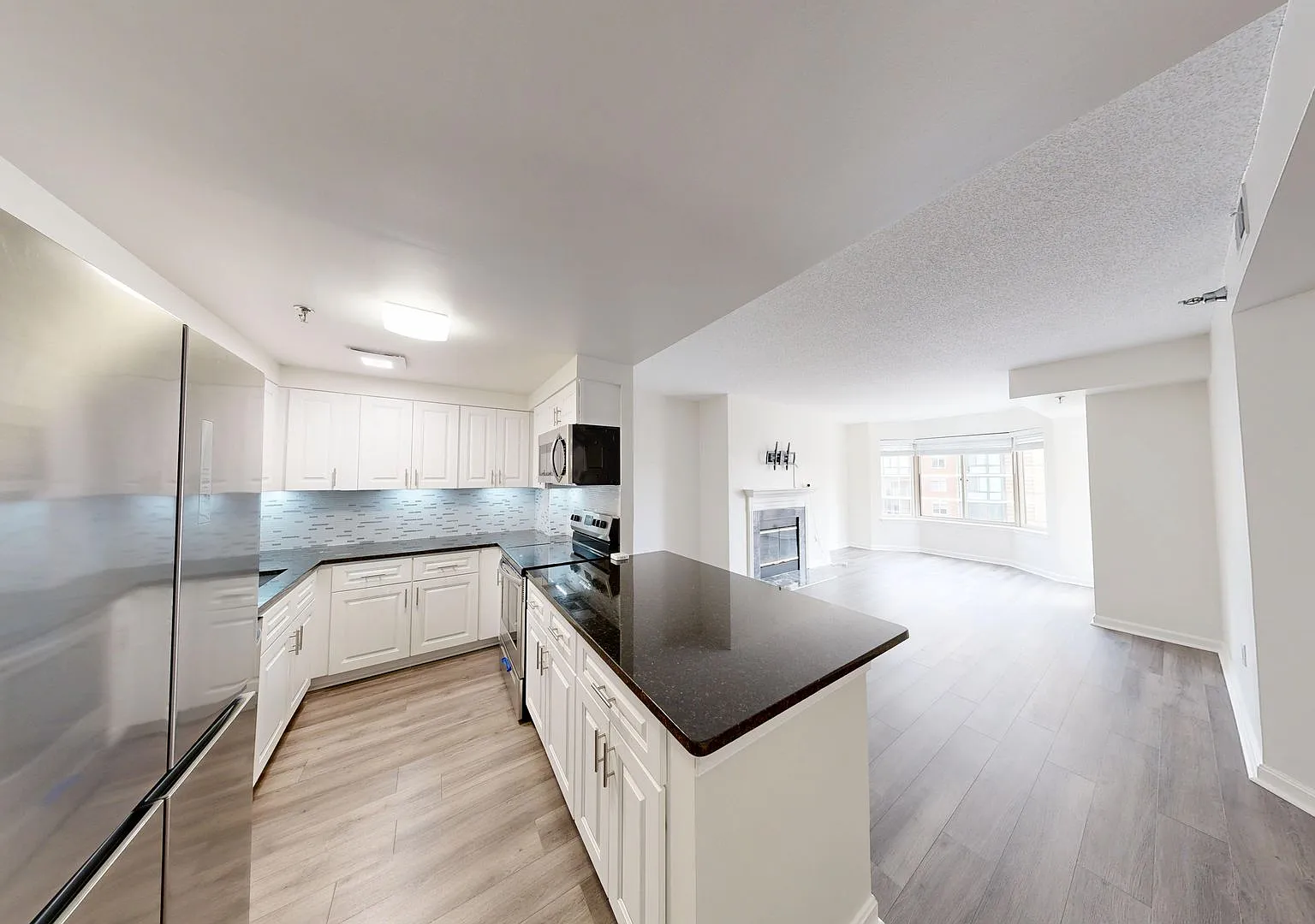 Beautifully updated 2Bed/2bath Condo w/ assigned parking! — Photo 2