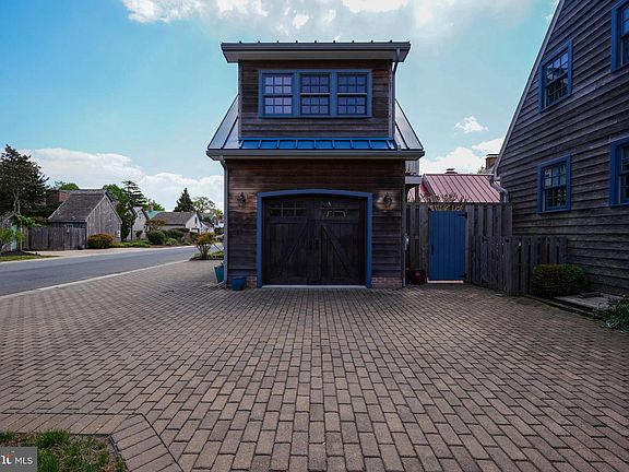4th image of 32 Shipcarpenter Sq