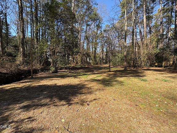 2nd image of 824 Ravenwood Dr