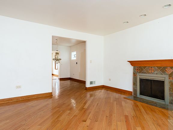 5th image of 10428 S King Dr
