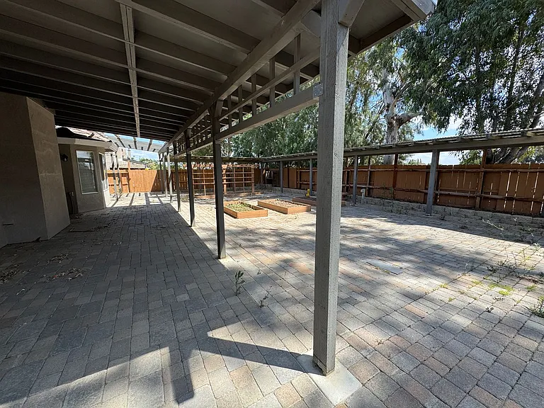 1037 Sandra St — Photo 18