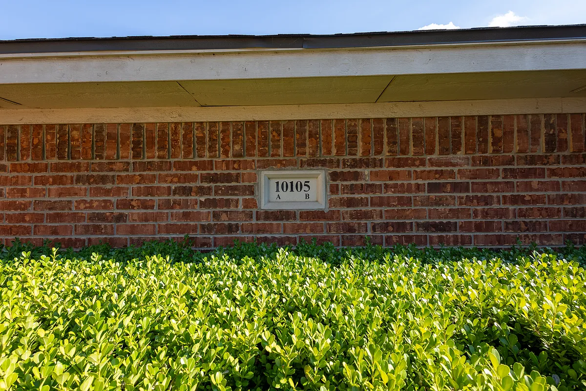 Building Photo - 10105 Valencia Dr #B