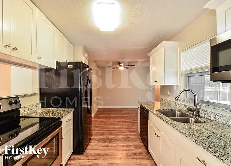 561 Hibiscus Rd — Photo 5
