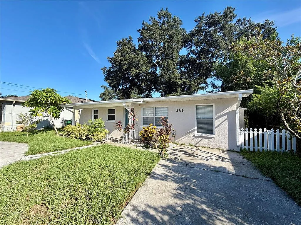 3 bed, 2.0 bath, 1388 sqft, $2,600 — Photo 2