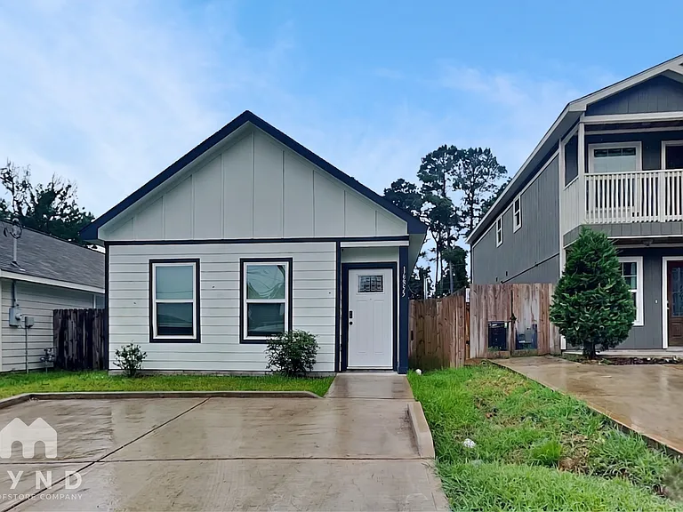 16855 Balmoral — Photo 1