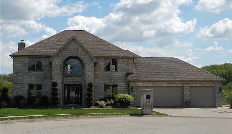 1st image of 627 Oakcrest Dr