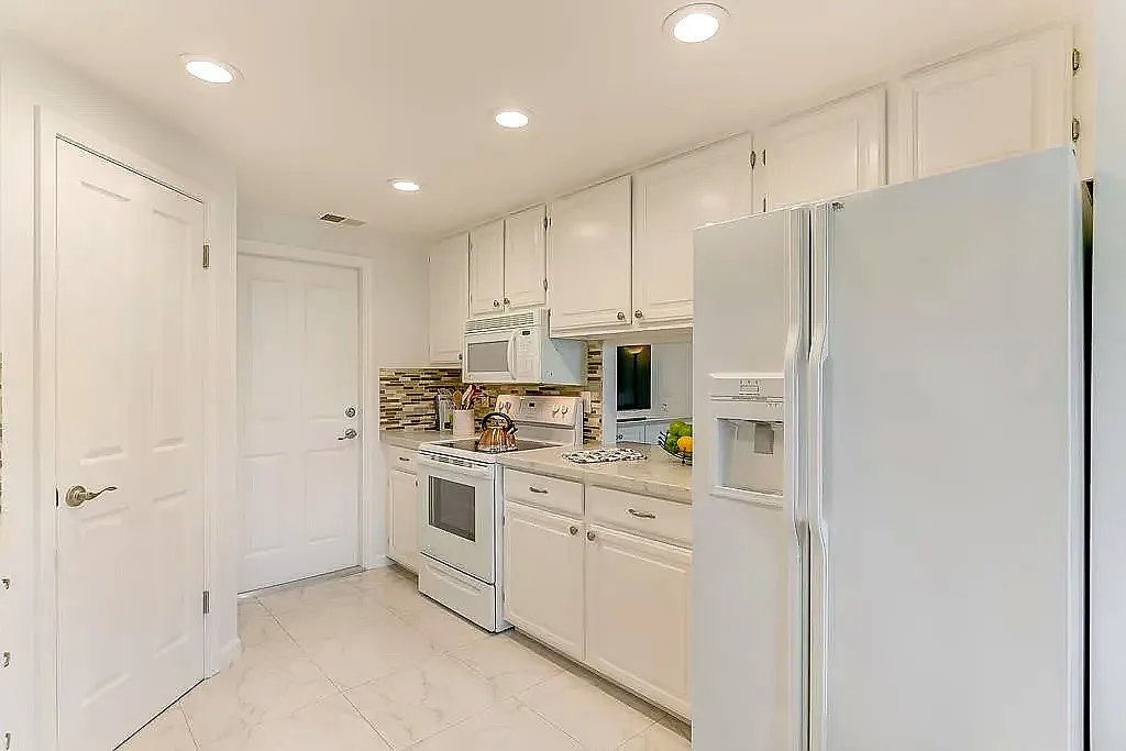 3 bed, 2.5 bath, 1676 sqft, $5,250 — Photo 1
