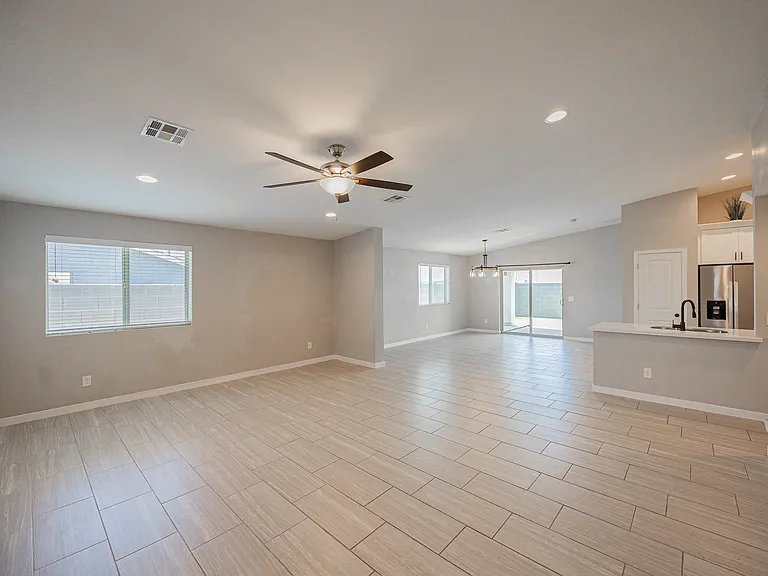 2547 E Illini St — Photo 4
