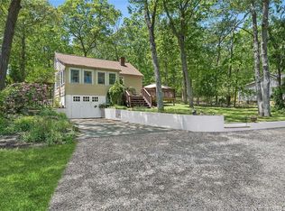 42 W Tiana Rd, Hampton Bays, NY 11946