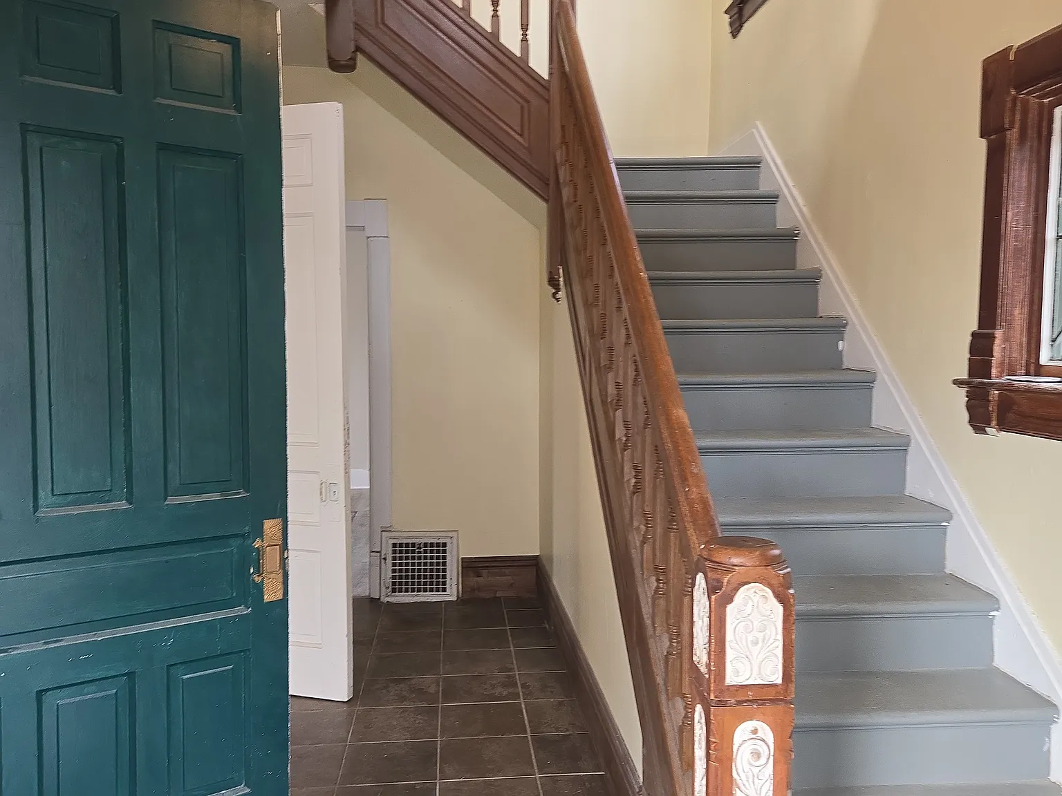 5 bed, 2444 sqft, $1,900 — Photo 2