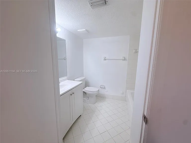 995 NE 34th Ave #101 — Photo 4