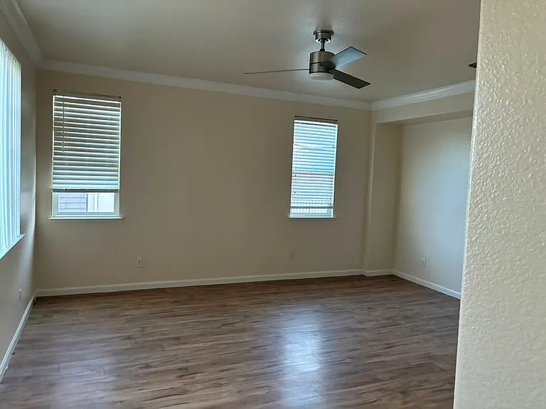 484 S Central Pkwy — Photo 14