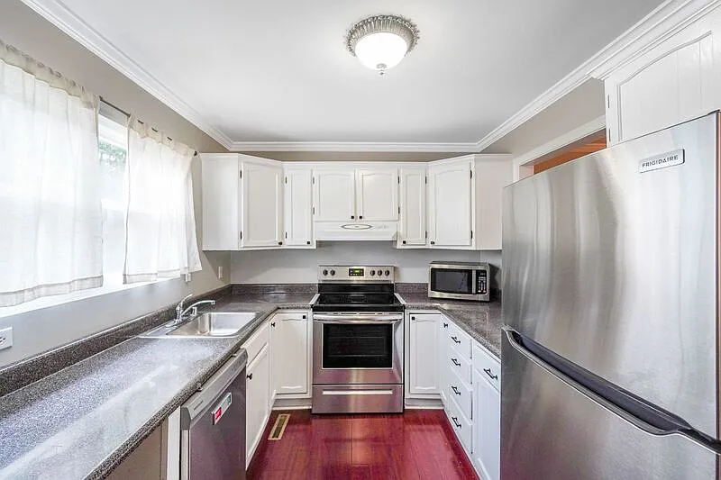 3 bed, 2.5 bath, 1740 sqft, $2,350 — Photo 4