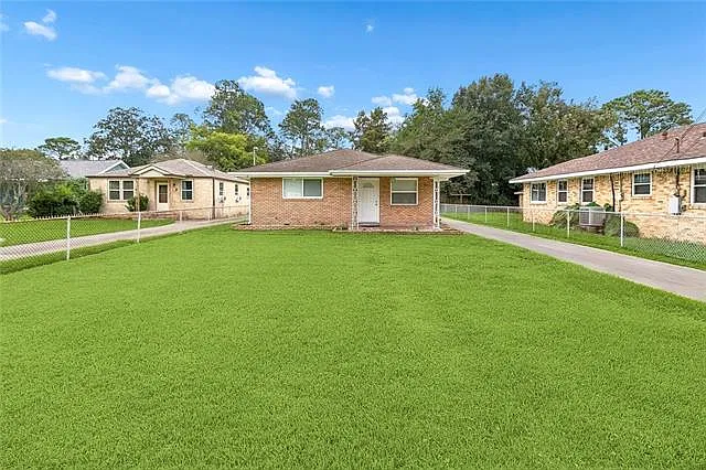 2 bed, 1.0 bath, 912 sqft, $1,500 — Photo 2