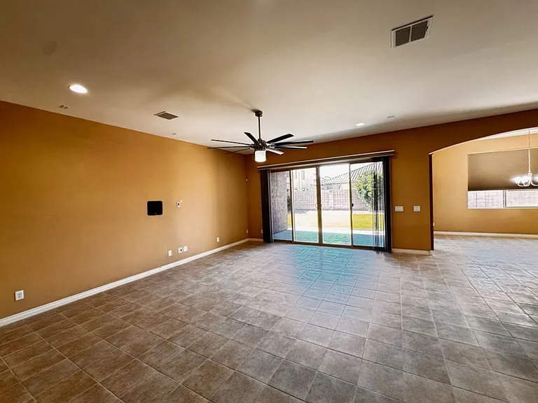 268 E Powell Way — Photo 7