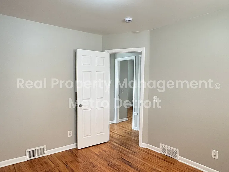 22706 Hillock Ave — Photo 7