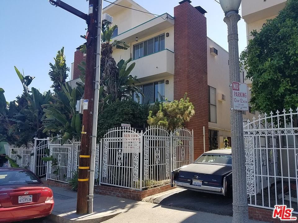 1st image of 2441 N Beachwood Dr