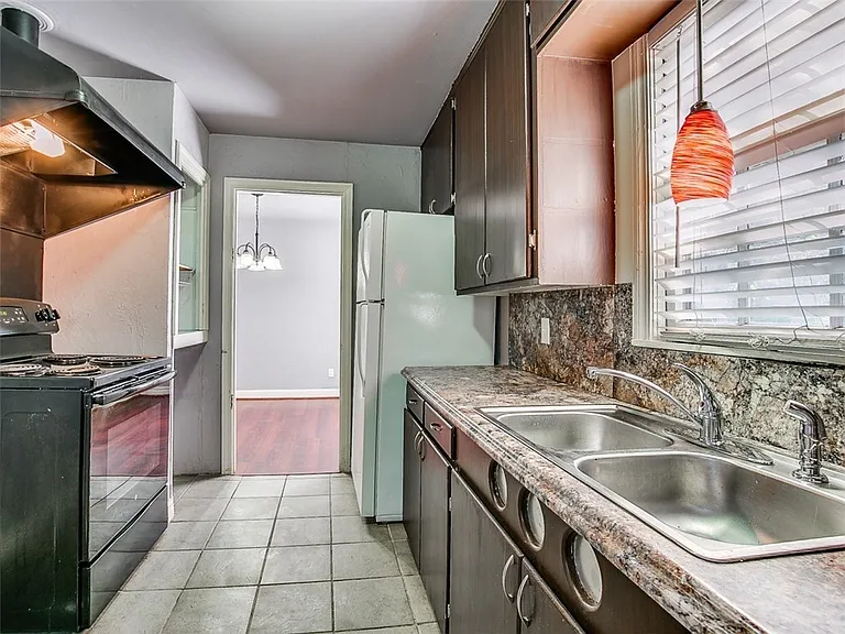 1836 Westchester Dr — Photo 4