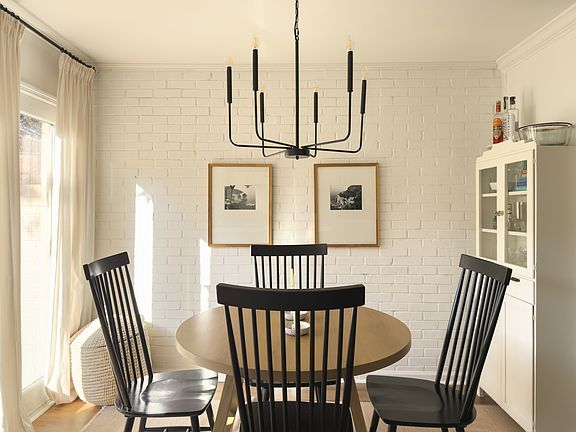 Breakfast / dining area.