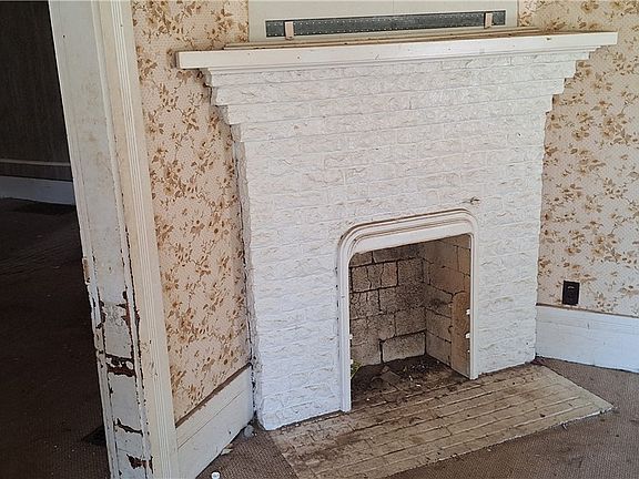 3rd image of 212 E Crawford St