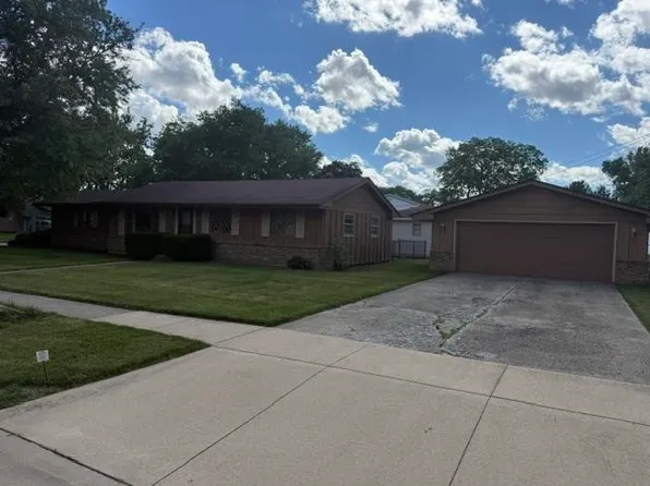 1007 Fieldcrest Dr, Rockford, IL 61108