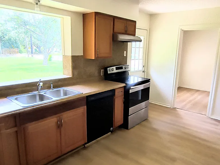 1015 Westway St — Photo 3