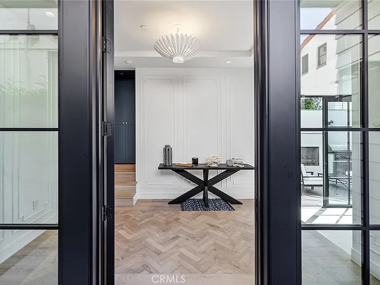 2428 The Strand — Photo 14