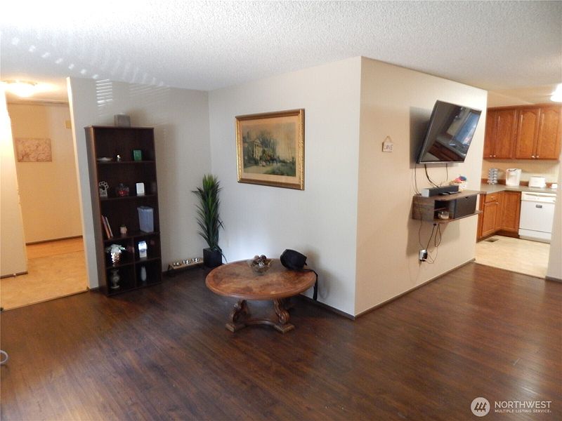 4th image of 522 Penguin Court SE