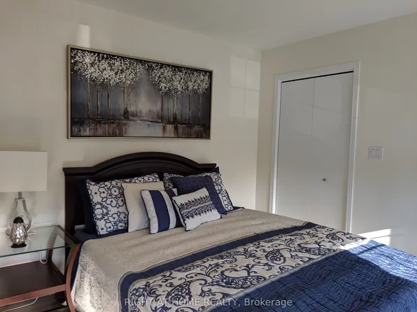 2463 Rebecca St, Oakville, ON L6L 2B1