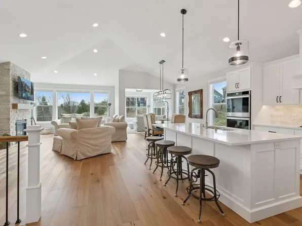 12601 Surrey St, Eden Prairie, MN 55347