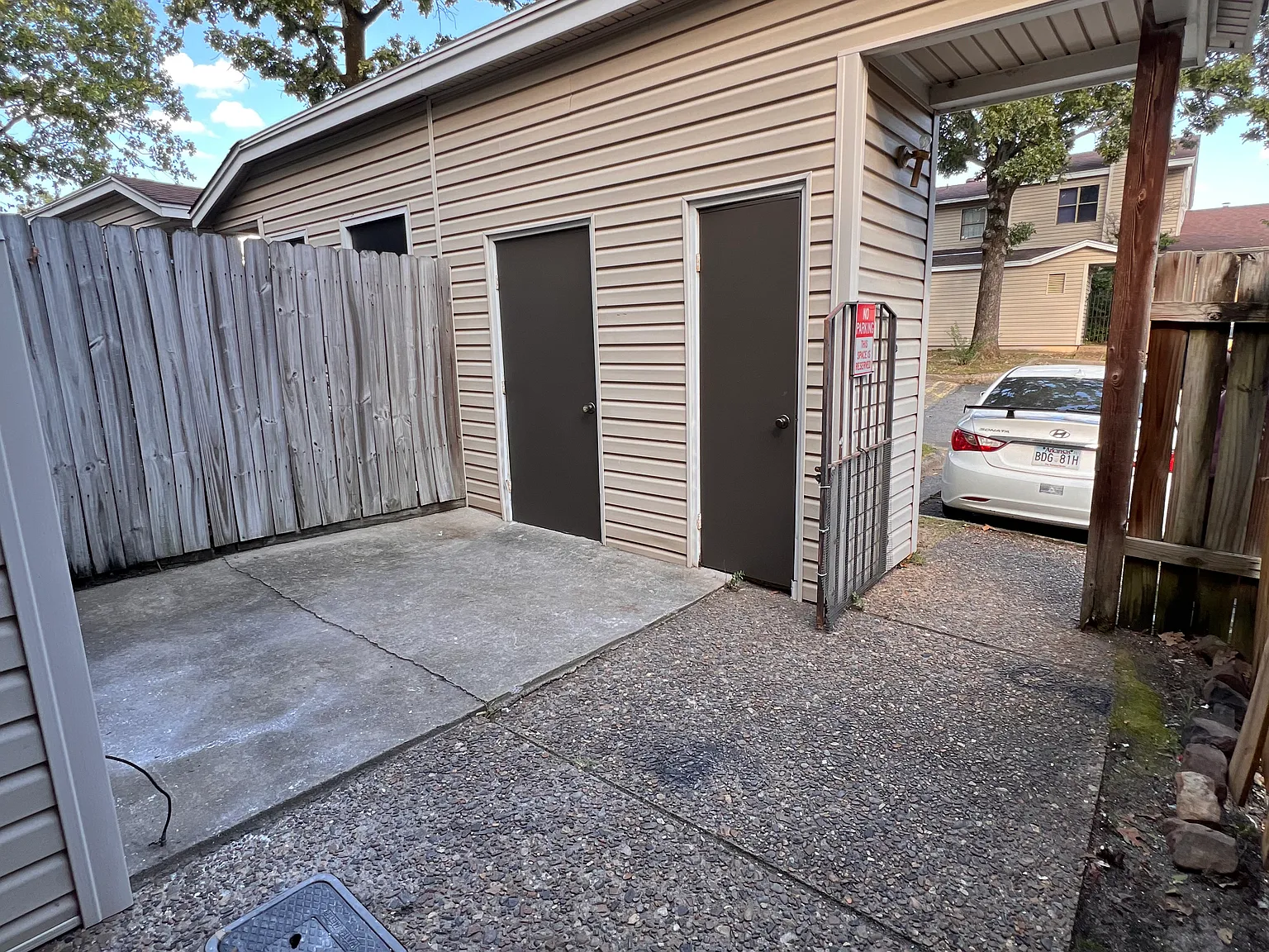 2 bed, 1.5 bath, 900 sqft, $1,050 — Photo 2