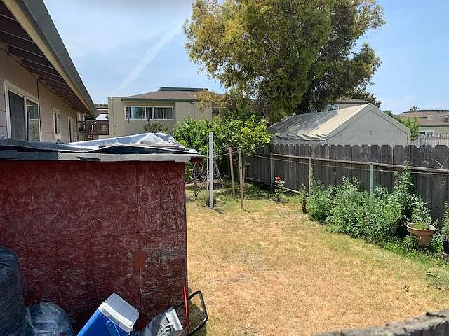 2nd image of 1052 Del Monte Ave