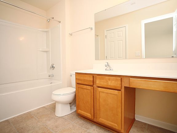 Knee space in bath 2 vanity