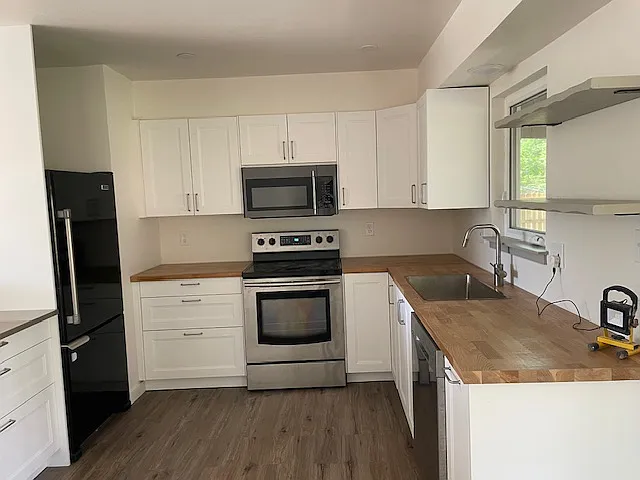 Large kitchen with granite top penninsula, bar seating