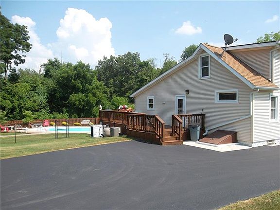 5th image of 443 Ridgelawn Ave