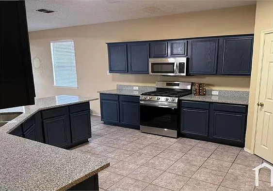 4 bed, 2100 sqft, $3,000 — Photo 4