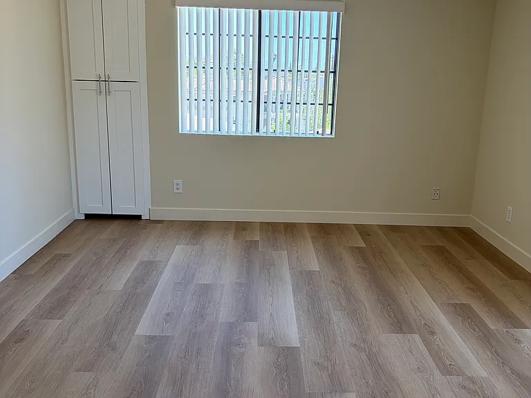 331 W Stocker St #10 — Photo 10