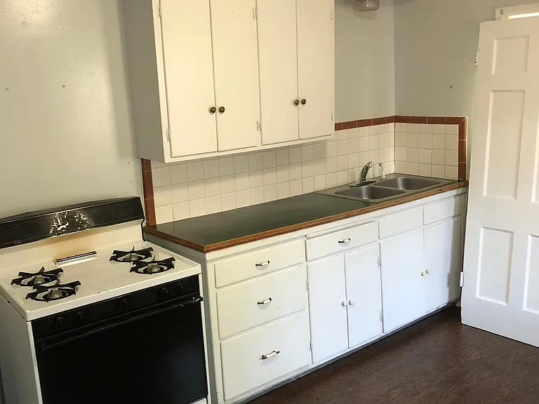 528 E Douglas Dr — Photo 17