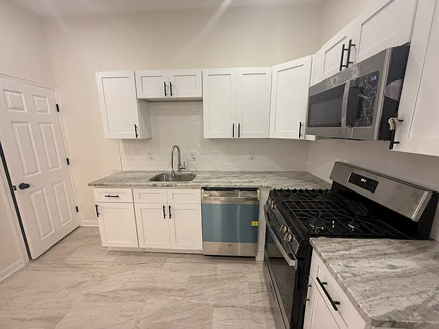 3-Bedroom Port Richmond Home with Central Air and Expansive Backyard — Photo 3