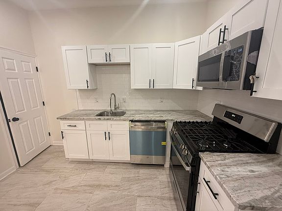 3rd image of 3171 Miller St